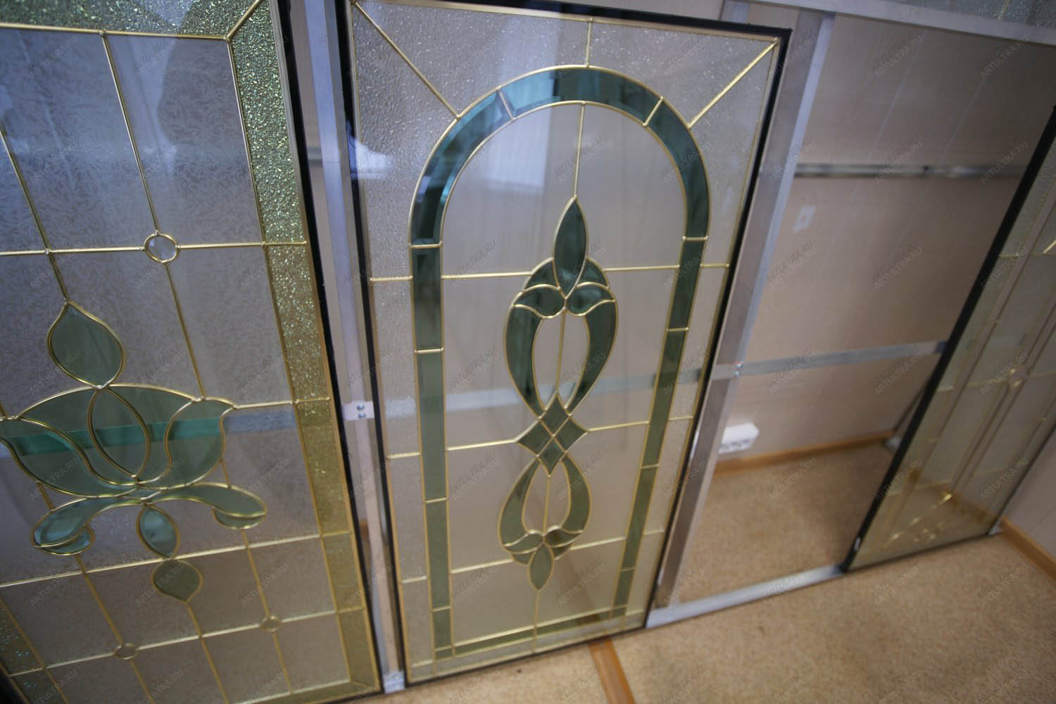  In addition to these, there are other technologies of creating stained glass. Sometimes they can be replaced by simulation using a special film that allows you to decorate your windows with exquisite designs.