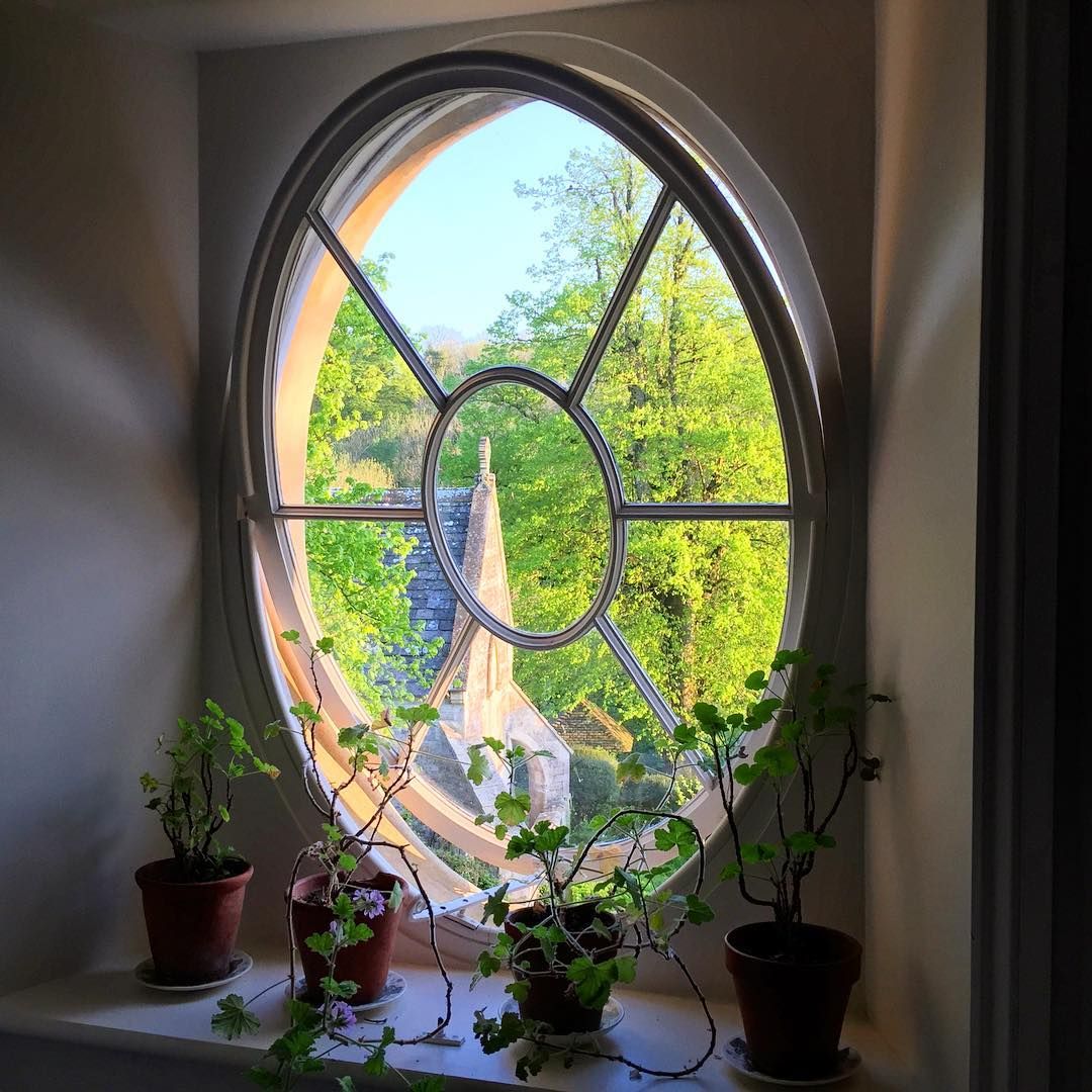 Round Windows: Décor That Highlights the Unusual Shape Round Windows: Décor That Highlights the Unusual Shape