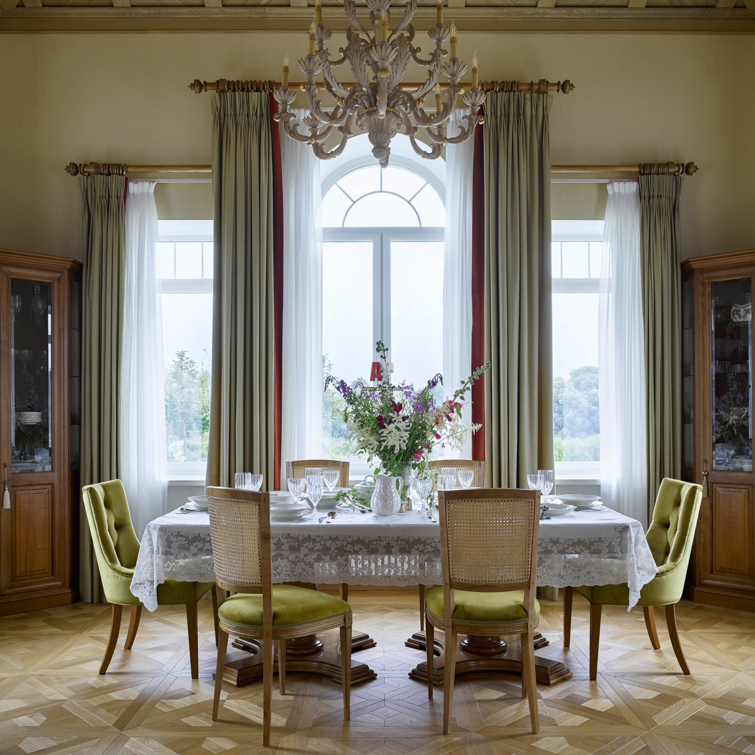 Restrained Elegance: Window Decor for English Classic Interior Restrained Elegance: Window Decor for English Classic Interior